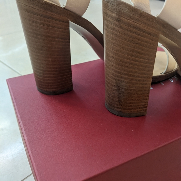 Salvatore Ferragamo open toe heels - Picture 6 of 9